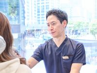 口元を確認する診療風景