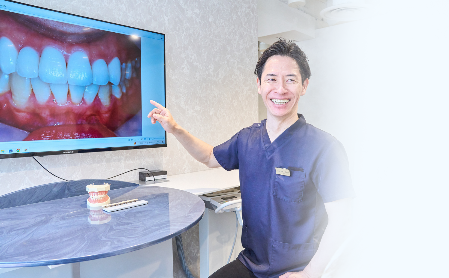 モニターを使って歯の状態を説明する5DENTAL東京銀座の院長