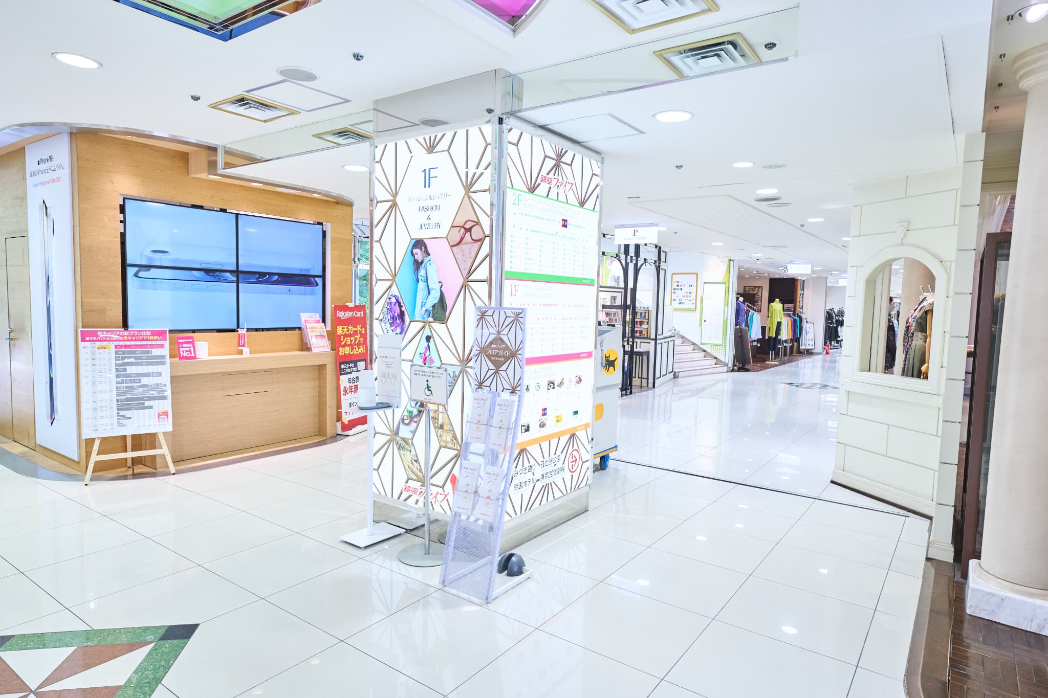 5DENTAL東京銀座の受付と待合スペース