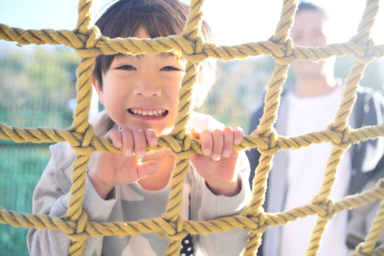 子供のガミースマイルは自然に治る？原因・治療方法を歯科医が解説